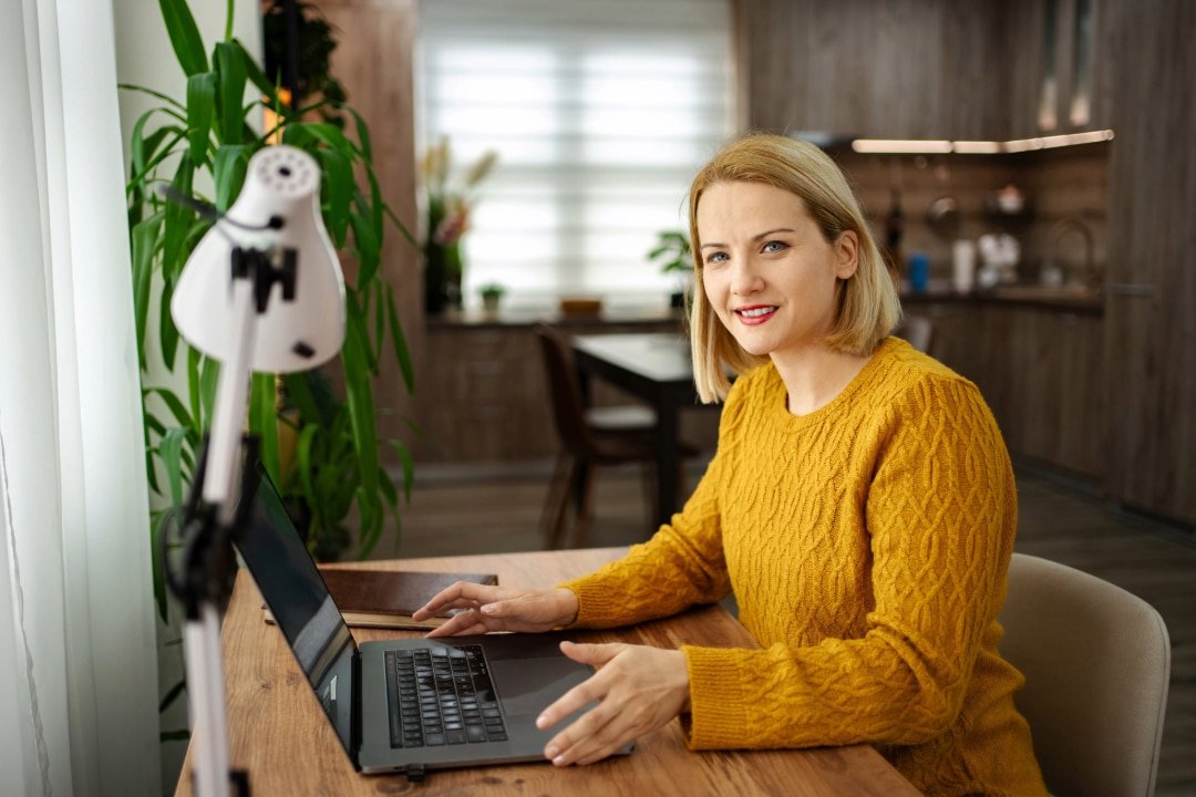 Virtual Assistant achter een bureau